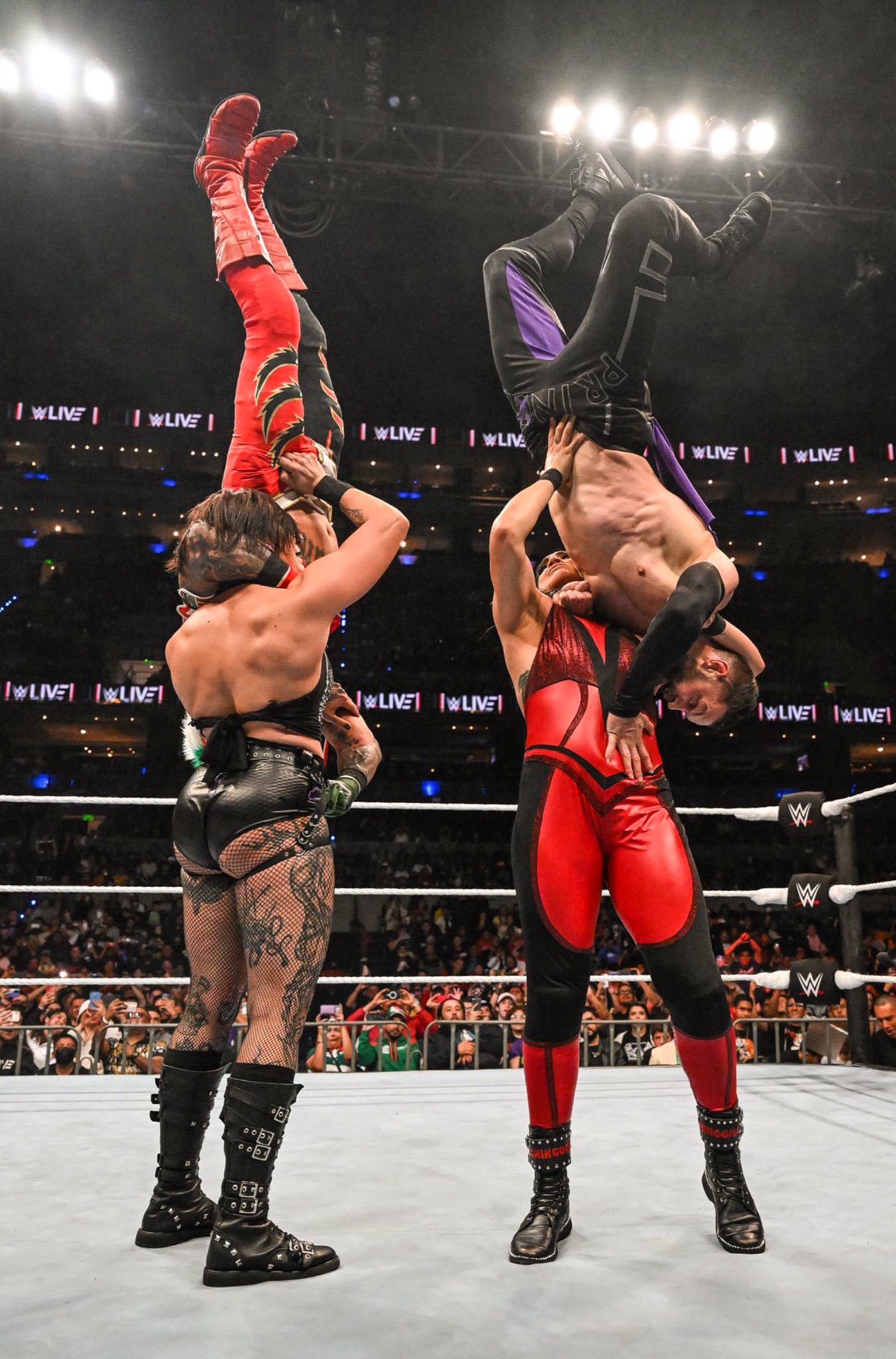 Demi Bennett (Rhea Ripley), Victoria Gonzalez (Raquel Rodriguez)