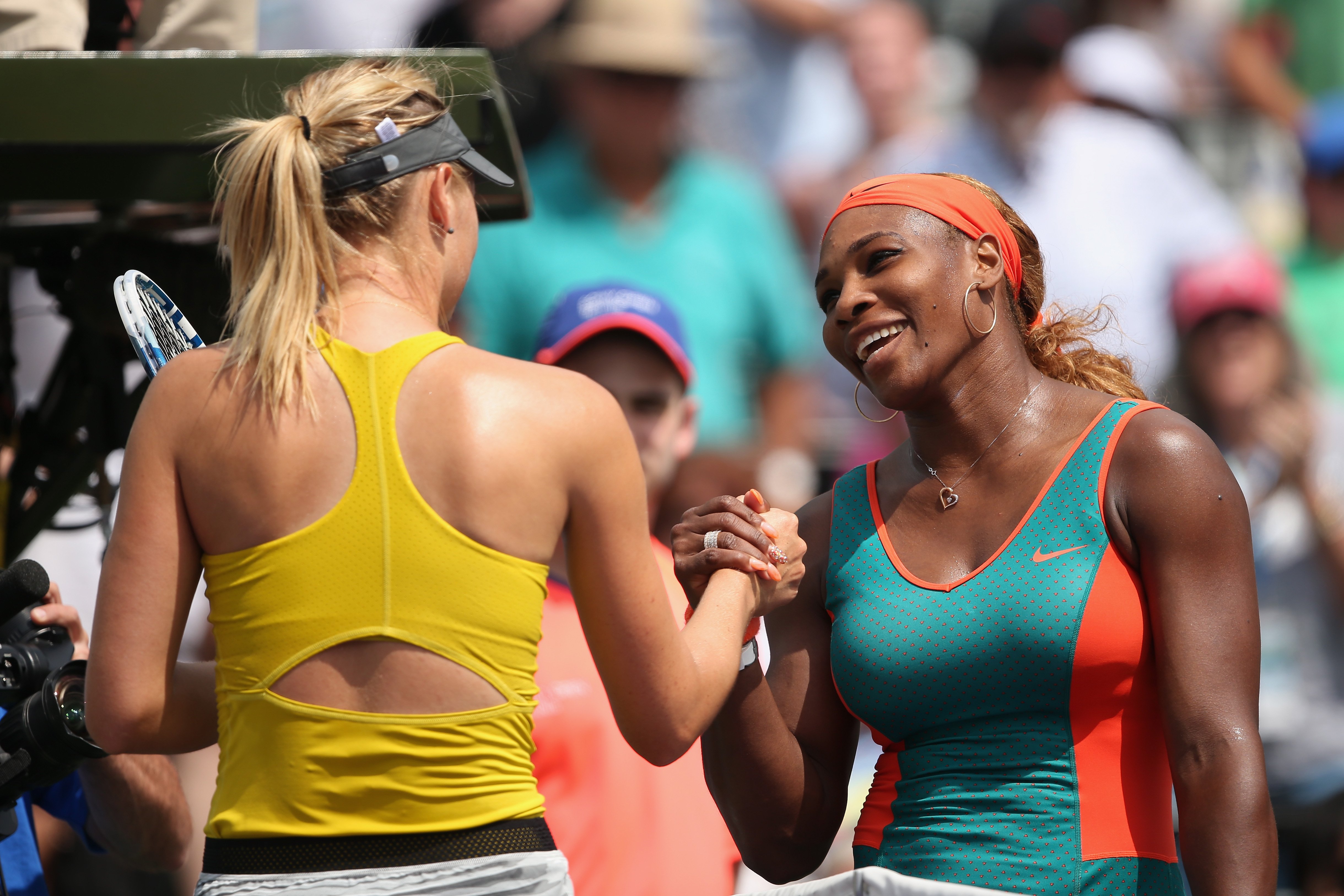 Serena Williams (R) .