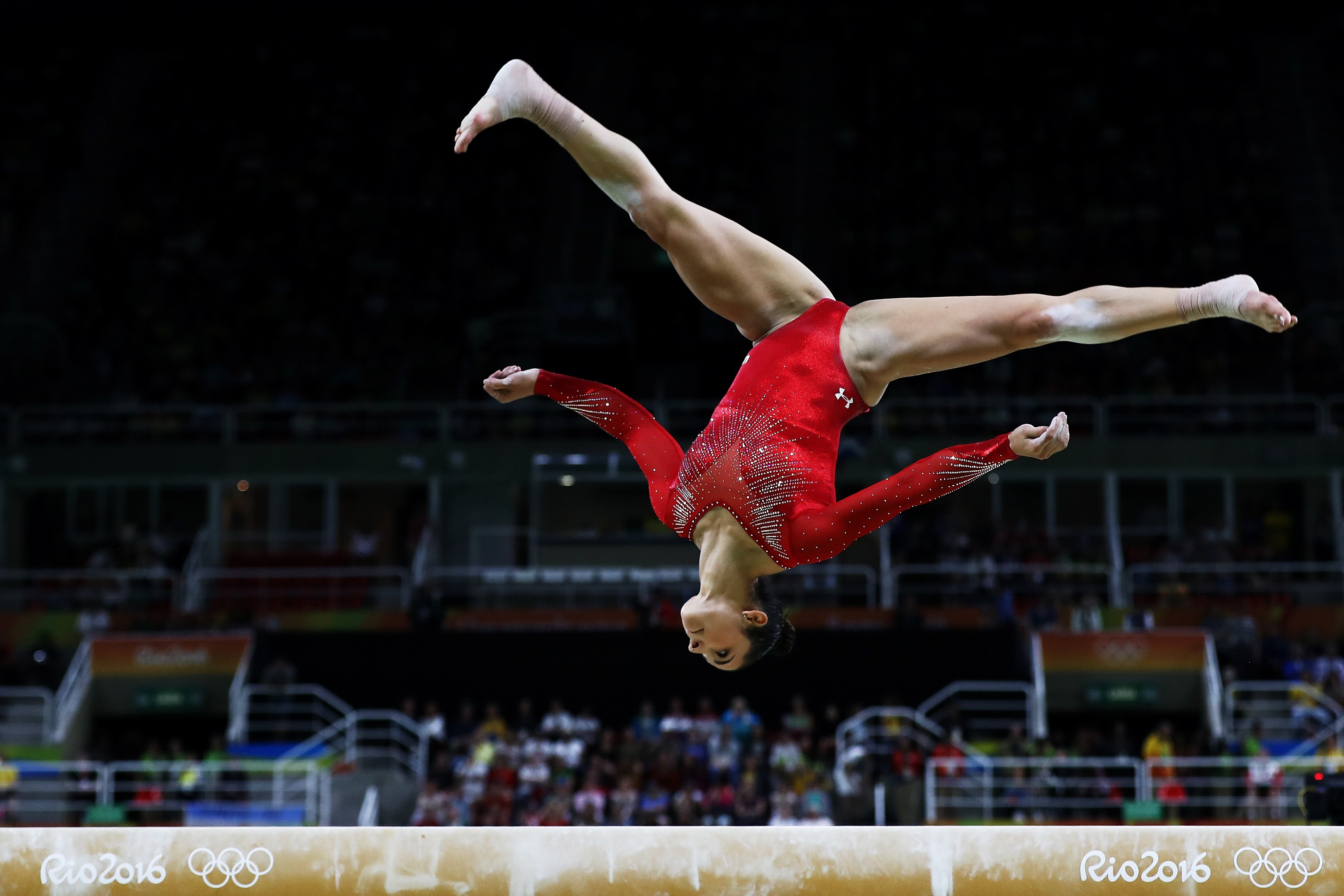 Люди гимнасты. Спорт гимнастика. Художественный гимнаст. Гимнасты мужчины. Спортивная гимнастика на Олимпийских играх.