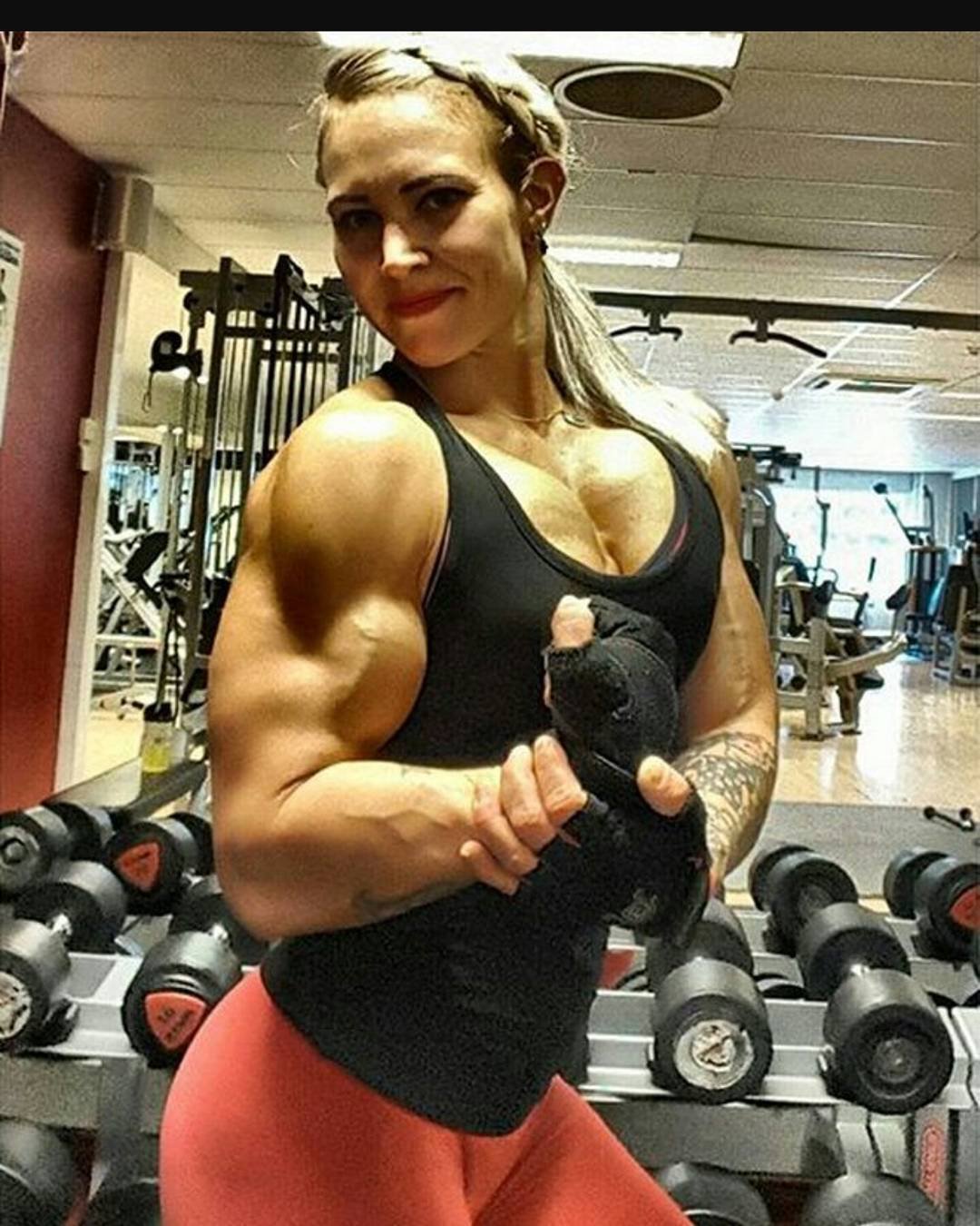 Очень сильные девушки видео. Heidi Vuorela. Heidi Vuorela bodybuilder. Накаченные девушки. Женщины с большими мышцами.